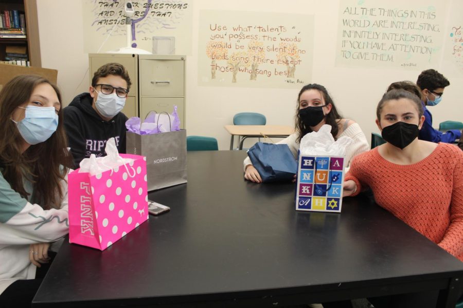 From left to right: Sophomores Abby Siminovsky and Benjamin Furry, and Juniors Liyah Rozett and Samantha Alter, as well as other students, had the chance to bring in presents for a fun gift exchange during “Mystery Maccabee”. 