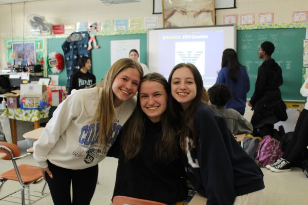 Juniors Maddie Zeh, Allison Ridlovsky, and Erica Bronfen pose for a quick photo at the Italian Honor Society Meeting. 